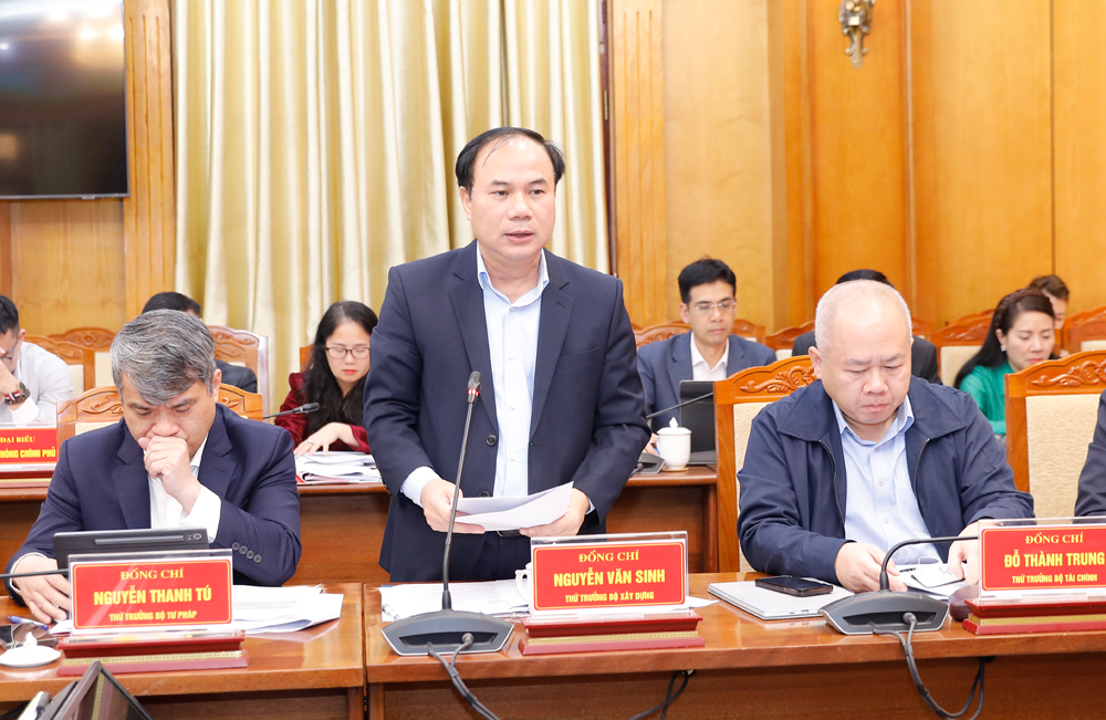 Đồng ch&iacute; Nguyễn Văn Sinh, Thứ trưởng Bộ X&acirc;y dựng ph&aacute;t biểu tại buổi l&agrave;m việc.