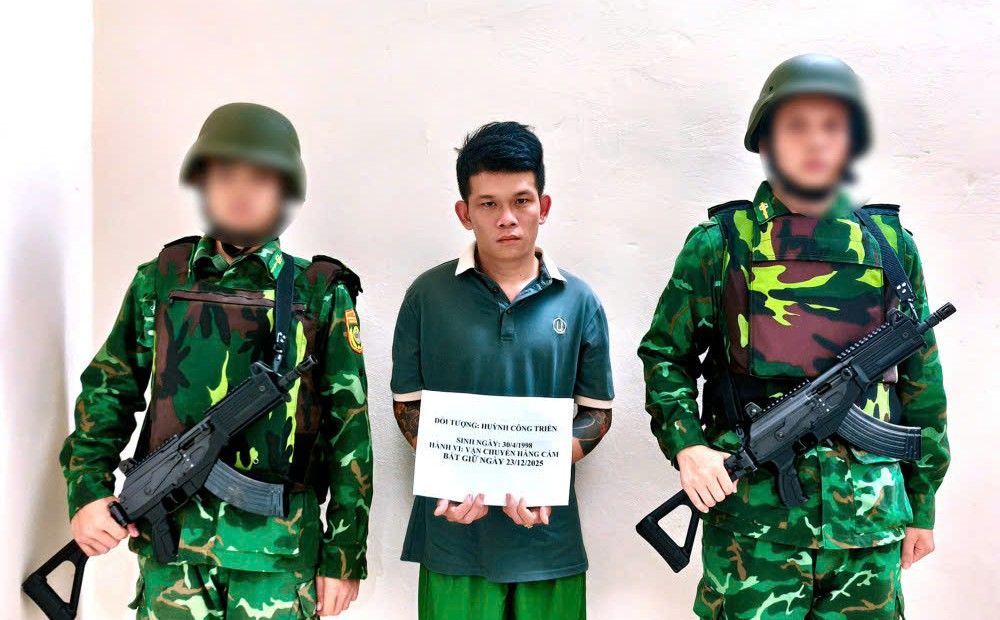 Tây Ninh: Bắt giữ xe bán tải chở 15.000 bao thuốc lá nhập lậu