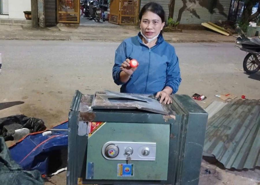 Chị Hương t&igrave;m thấy v&agrave;ng trong chiếc k&eacute;t sắt cũ.