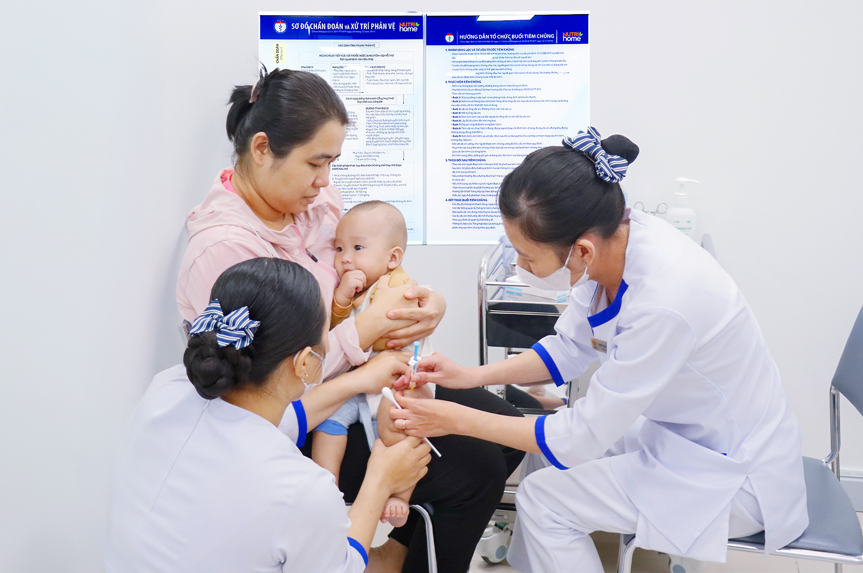 Th&aacute;ng 10/2025, kh&aacute;ng thể đơn d&ograve;ng RSV đ&atilde; được Hệ thống Ti&ecirc;m chủng VNVC tư vấn c&aacute;c b&agrave; mẹ đưa con đến ti&ecirc;m chủng tại Hệ thống BVĐK T&acirc;m Anh, ph&ograve;ng kh&aacute;m Nutrihome tại H&agrave; Nội v&agrave; TP.HCM. Ảnh: An Nhi&ecirc;n