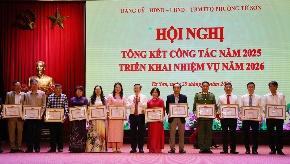 L&atilde;nh đạo Đảng ủy phường Từ Sơn trao Giấy khen của Ban Thường vụ Đảng ủy phường cho c&aacute;c chi, đảng bộ c&oacute; nhiều th&agrave;nh t&iacute;ch.