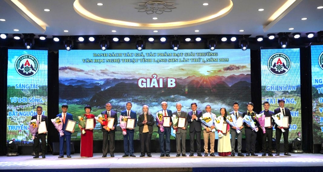 Nh&oacute;m t&aacute;c giả đoạt giải B