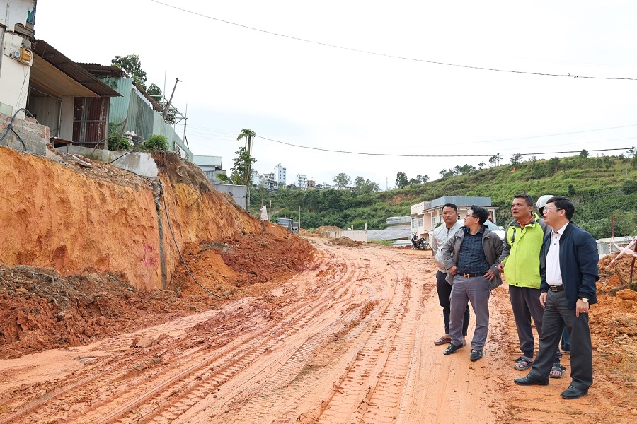 Việc đầu tư c&aacute;c tuyến đường v&agrave;nh đai kết nối x&atilde;, phường sẽ tạo động lực cho sự ph&aacute;t triển của tỉnh L&acirc;m Đồng trong giai đoạn mới. (Ảnh: Dự &aacute;n Đường v&agrave;nh đai Đ&agrave; Lạt tiếp tục được thi c&ocirc;ng v&agrave;o cuối th&aacute;ng 11/2025 sau thời gian d&agrave;i tạm dừng do vướng mắc trong giải ph&oacute;ng mặt bằng)