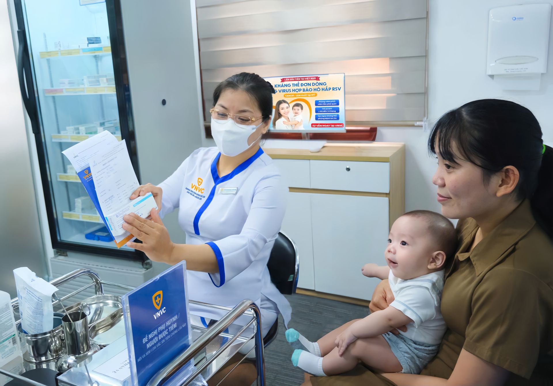 Chị L&ecirc; Kh&aacute;nh Linh đưa b&eacute; Quang Minh đến VNVC Ho&agrave;ng Văn Thụ (TP.HCM) ti&ecirc;m kh&aacute;ng thể đơn d&ograve;ng ph&ograve;ng RSV. Ảnh: Diễm Chinh