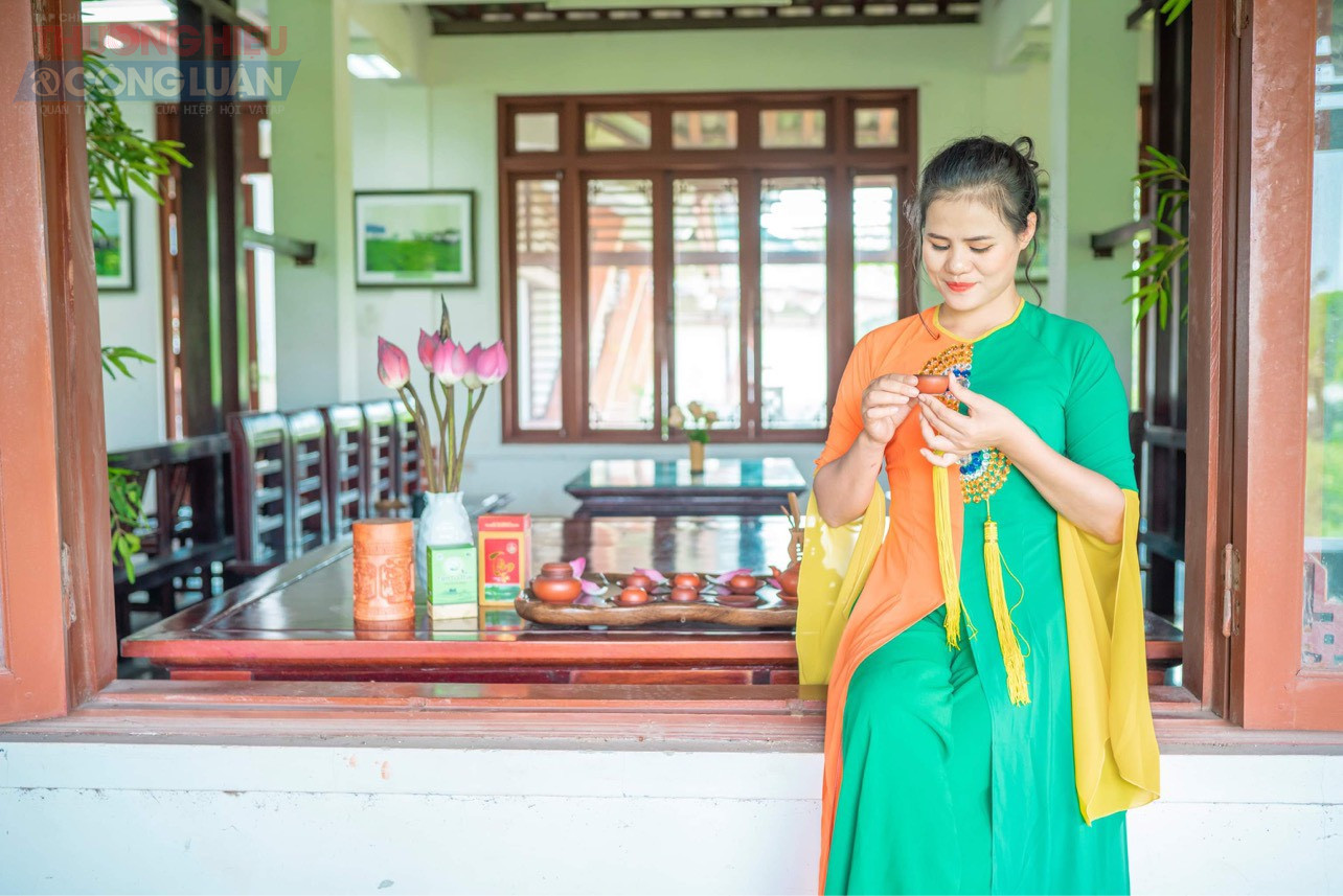 B&agrave; Ho&agrave;ng Thị T&acirc;m đang thưởng thức sản phẩm tr&agrave; của minhf