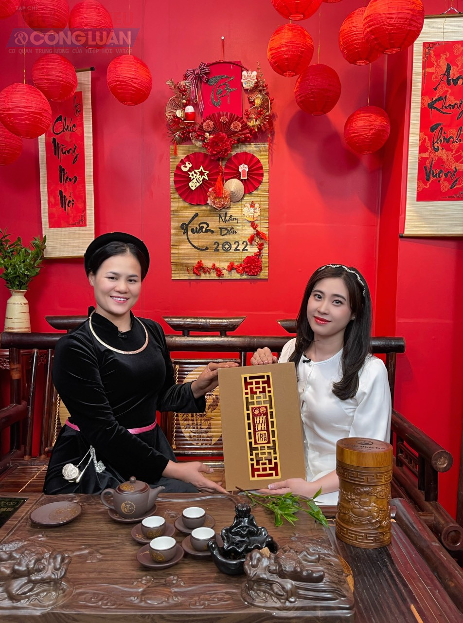 B&agrave; Ho&agrave;ng Thị T&acirc;m&nbsp; (Tr&aacute;i) người&nbsp; s&aacute;ng lập ra HTX T&acirc;m Tr&agrave; Th&aacute;i