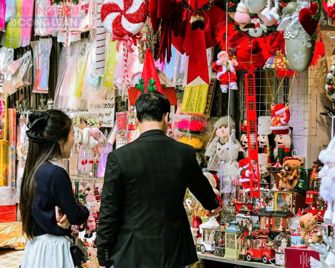 Tuy nhi&ecirc;n, tr&aacute;i với kỳ vọng, kh&ocirc;ng kh&iacute; mua b&aacute;n diễn ra trầm lắng, kh&aacute;ch chủ yếu gh&eacute; xem, hỏi gi&aacute; rồi rời đi.