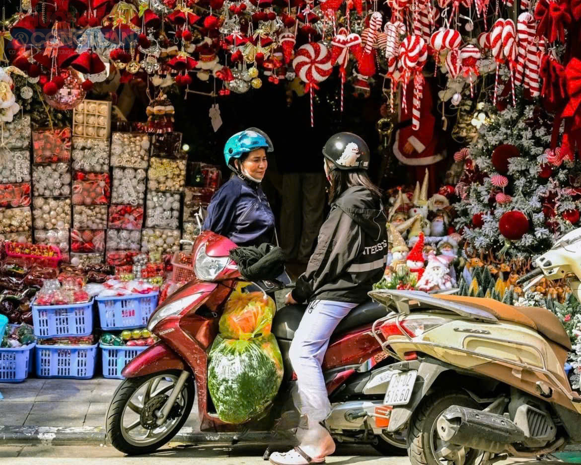 Ở g&oacute;c độ người ti&ecirc;u d&ugrave;ng, nhiều người cho biết vẫn muốn giữ kh&ocirc;ng kh&iacute; Noel nhưng lựa chọn chi ti&ecirc;u tiết kiệm hơn. &ldquo;T&ocirc;i chỉ mua th&ecirc;m v&agrave;i d&acirc;y đ&egrave;n v&agrave; đồ trang tr&iacute; nhỏ, c&ograve;n c&acirc;y th&ocirc;ng v&agrave; phụ kiện th&igrave; d&ugrave;ng lại của năm trước&rdquo;, chị Thu H&agrave; (Đống Đa) chia sẻ.