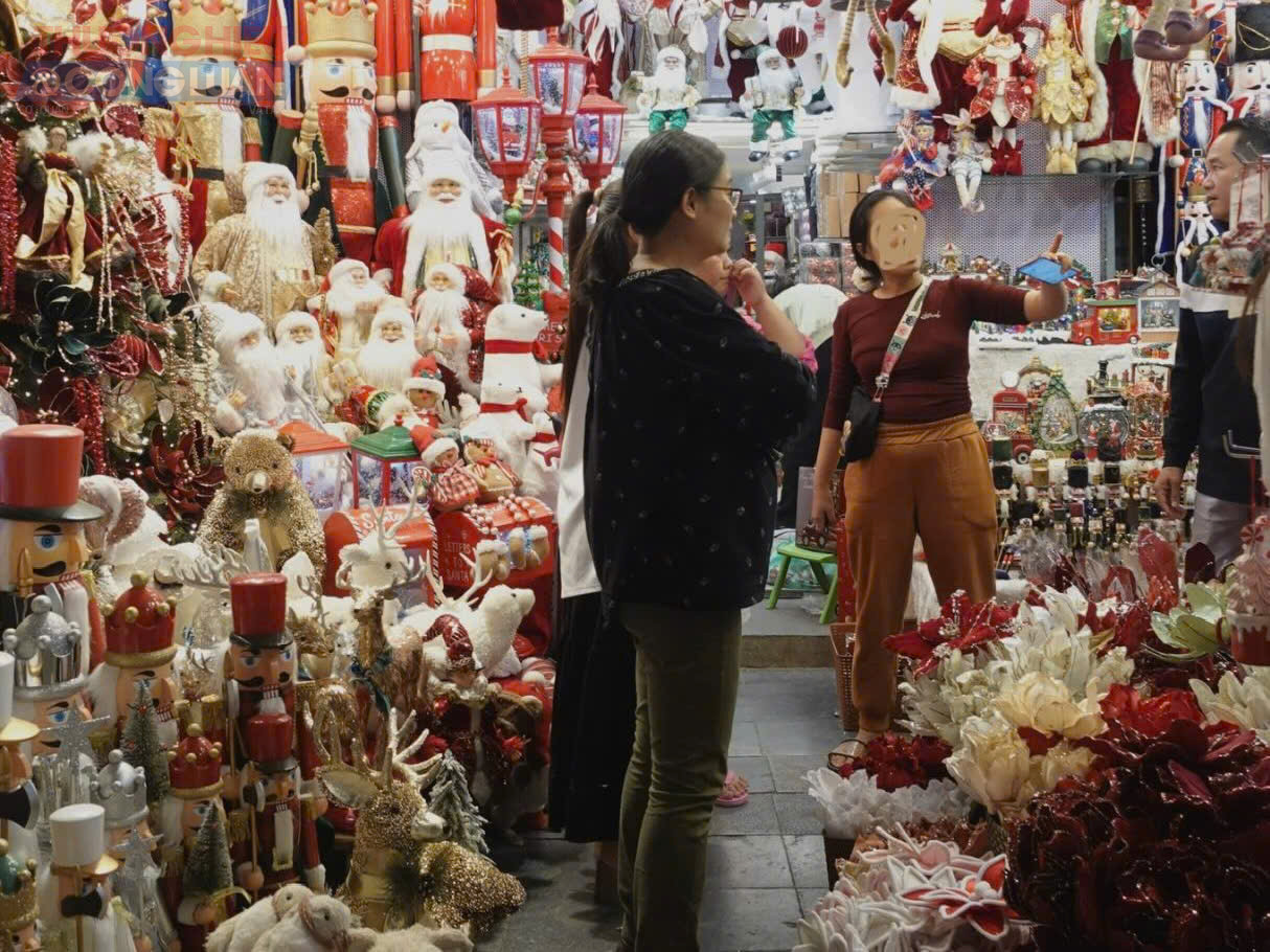 &ldquo;Năm ngo&aacute;i, từ đầu th&aacute;ng 12 đ&atilde; đ&ocirc;ng kh&aacute;ch, đặc biệt l&agrave; c&aacute;c gia đ&igrave;nh v&agrave; cửa h&agrave;ng, qu&aacute;n c&agrave; ph&ecirc; mua trang tr&iacute;. Năm nay đến s&aacute;t Noel vẫn rất vắng, b&aacute;n chậm hơn nhiều&rdquo;, chị H., chủ cửa h&agrave;ng đồ lưu niệm tại phố H&agrave;ng M&atilde; cho biết.