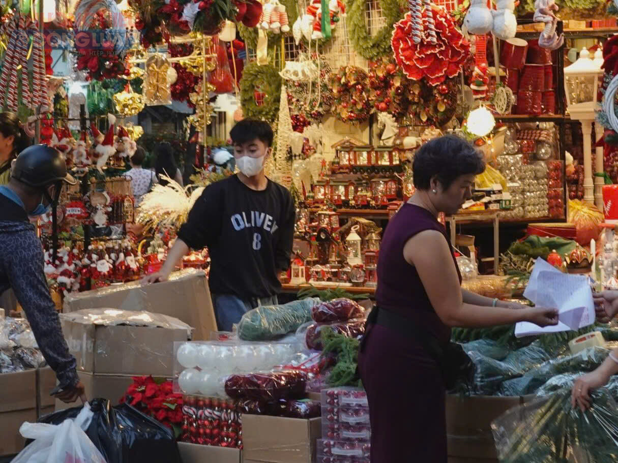 Nguy&ecirc;n nh&acirc;n được c&aacute;c tiểu thương l&yacute; giải l&agrave; do người ti&ecirc;u d&ugrave;ng c&oacute; xu hướng thắt chặt chi ti&ecirc;u, ưu ti&ecirc;n c&aacute;c nhu cầu thiết yếu. Đồ trang tr&iacute; Gi&aacute;ng sinh vốn mang t&iacute;nh thời vụ n&ecirc;n nhiều gia đ&igrave;nh lựa chọn t&aacute;i sử dụng đồ cũ hoặc trang tr&iacute; đơn giản thay v&igrave; mua mới, mua nhiều như trước.