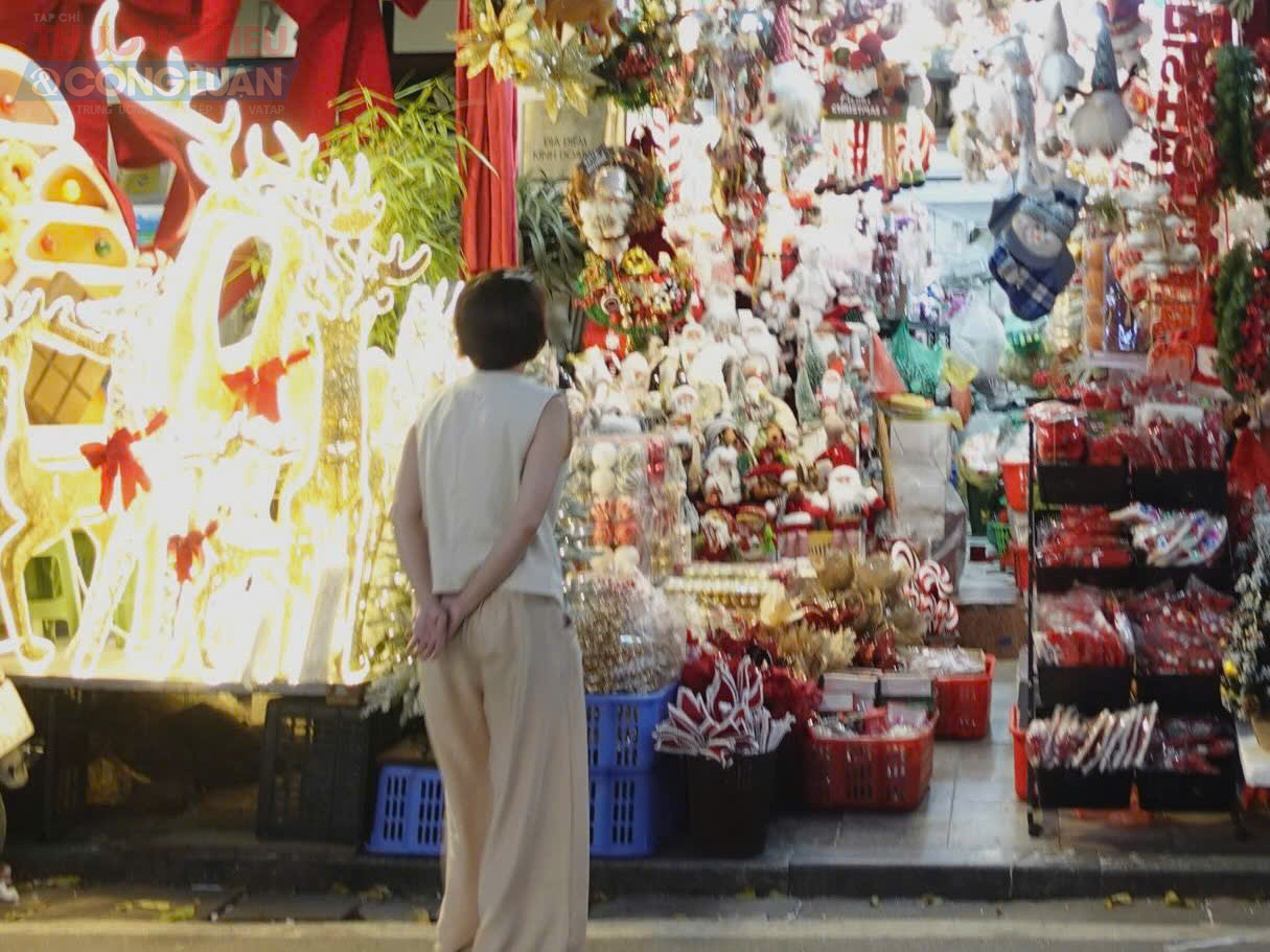 Theo chia sẻ của c&aacute;c tiểu thương, sức mua m&ugrave;a Noel năm nay giảm r&otilde; rệt, kh&ocirc;ng đạt như kỳ vọng. &ldquo;H&agrave;ng h&oacute;a th&igrave; đầy đủ, mẫu m&atilde; cũng cập nhật li&ecirc;n tục nhưng kh&aacute;ch mua &iacute;t hơn hẳn. So với năm ngo&aacute;i, doanh thu của cửa h&agrave;ng t&ocirc;i giảm khoảng 30&ndash;40%&rdquo;, chị N.T.H., chủ cửa h&agrave;ng tr&ecirc;n phố H&agrave;ng M&atilde; cho biết.