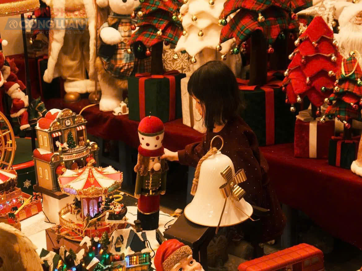 Nhiều tiểu thương bu&ocirc;n b&aacute;n ở phố H&agrave;ng M&atilde; cho biết, năm nay gi&aacute; cả c&aacute;c mặt h&agrave;ng trang tr&iacute; Noel kh&ocirc;ng c&oacute; biến động nhiều, chỉ tăng nhẹ ở một số mặt h&agrave;ng so với năm 2024 v&igrave; chi ph&iacute; nhập h&agrave;ng v&agrave; vận chuyển tăng cao. T&ugrave;y v&agrave;o c&aacute;c mặt h&agrave;ng sẽ c&oacute; gi&aacute; cả kh&aacute;c nhau, dao động từ v&agrave;i chục ng&agrave;n cho đến v&agrave;i chục triệu đồng/sản phẩm.