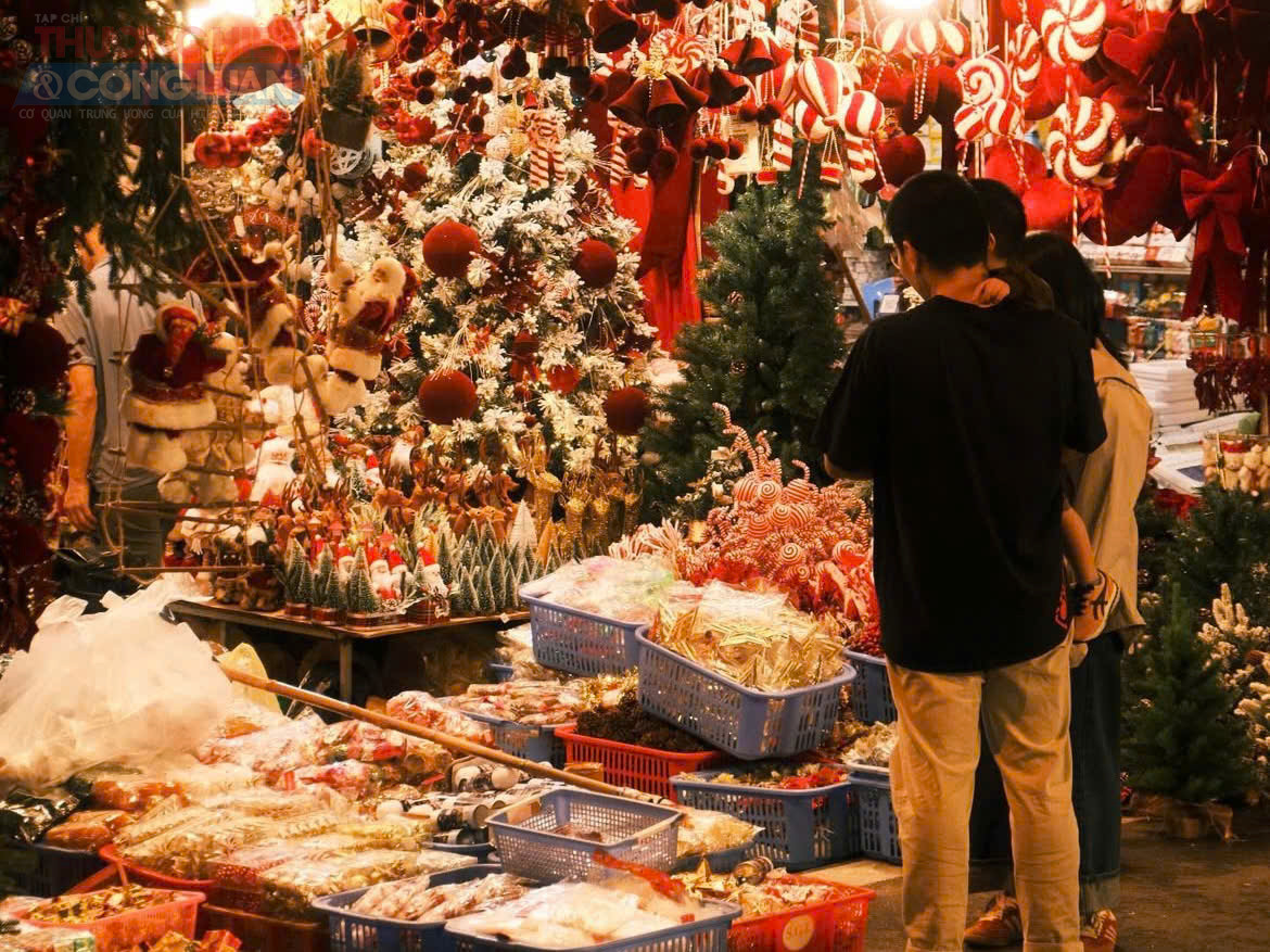 Nhiều cửa h&agrave;ng mở cửa cả ng&agrave;y nhưng chỉ l&aacute;c đ&aacute;c v&agrave;i lượt kh&aacute;ch gh&eacute; xem.