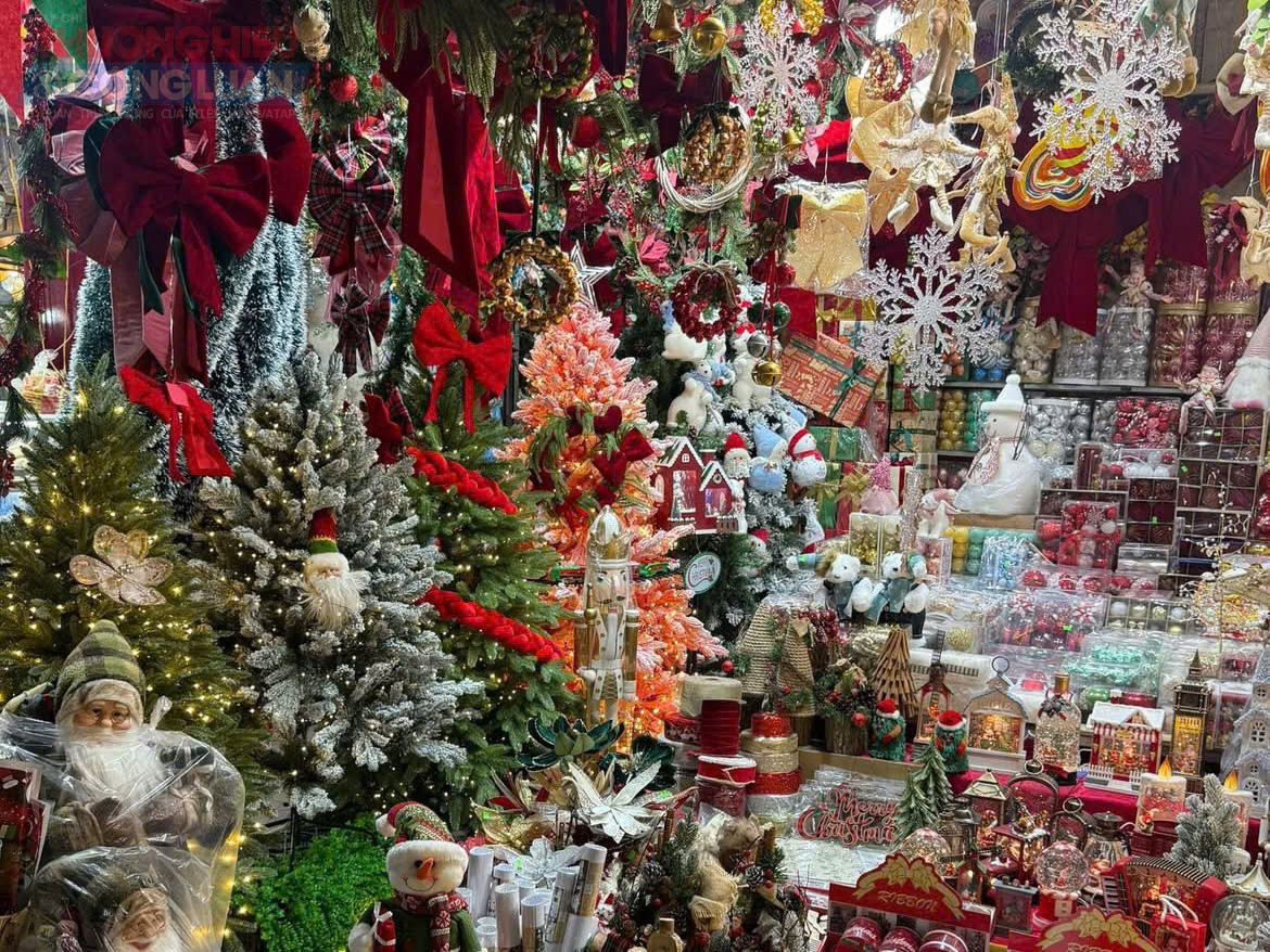 B&ecirc;n cạnh mặt h&agrave;ng c&acirc;y th&ocirc;ng v&agrave; t&ugrave;ng th&igrave; c&oacute; nhiều loại phụ kiện trang tr&iacute; đi k&egrave;m như đ&egrave;n led, nh&agrave; tuyết, tượng &ocirc;ng gi&agrave; Noel, tuần lộc, d&acirc;y kim tuyến, quả ch&acirc;u, v&ograve;ng nguyệt quế, nơ đỏ&hellip; c&oacute; gi&aacute; dao động từ v&agrave;i chục ngh&igrave;n đến v&agrave;i trăm ngh&igrave;n đồng/sản phẩm (t&ugrave;y k&iacute;ch cỡ v&agrave; chất liệu).