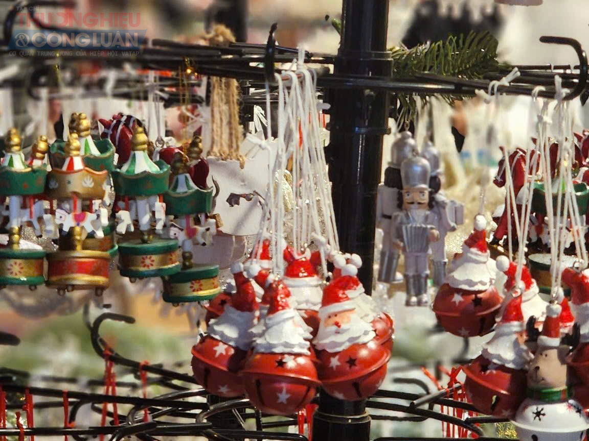 Nhiều mặt h&agrave;ng trang tr&iacute; Noel được b&agrave;y b&aacute;n đa dạng với mẫu m&atilde; bắt mắt.