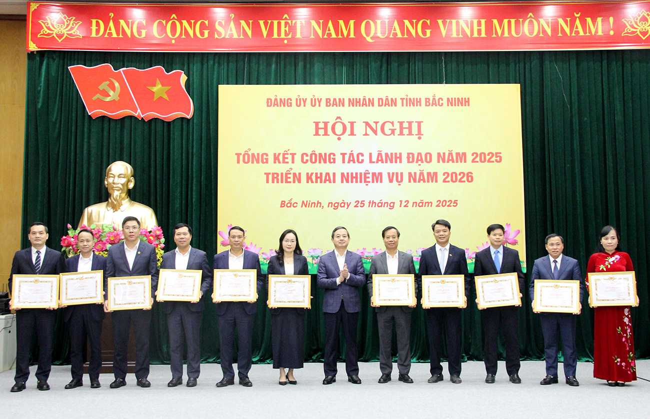 Ph&oacute; B&iacute; thư Tỉnh ủy, B&iacute; thư Đảng ủy, Chủ tịch UBND tỉnh Phạm Ho&agrave;ng Sơn tặng Giấy khen cho 11 tổ chức cơ sở Đảng ho&agrave;n th&agrave;nh xuất sắc nhiệm vụ năm 2025.