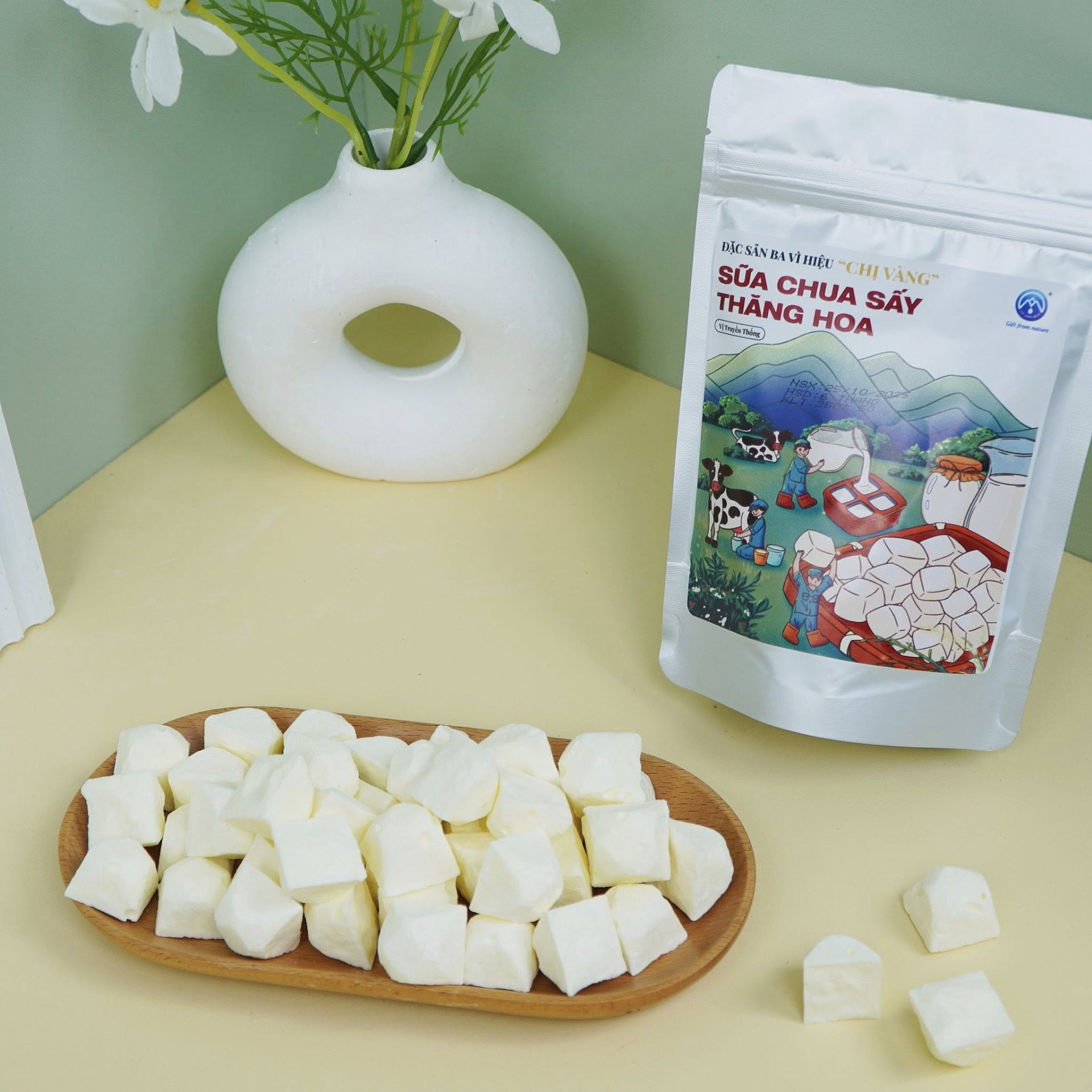 Sản phẩm sữa chua sấy thăng hoa mang thương hiệu Chị V&agrave;ng