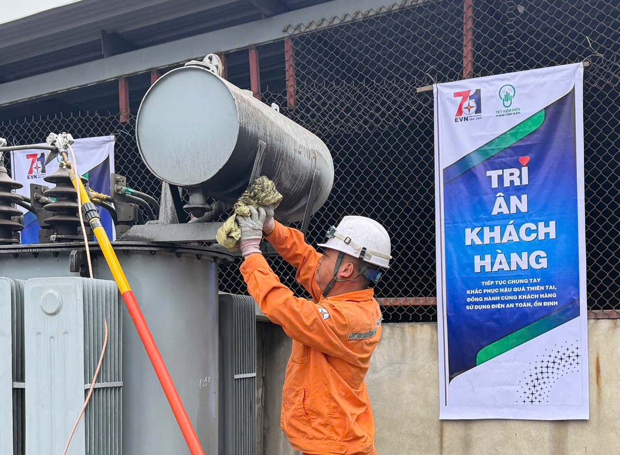 C&ocirc;ng nh&acirc;n Đội Quản l&yacute; Điện lực khu vực Đ&ocirc;ng Triều vệ sinh miễn ph&iacute; TBA chuy&ecirc;n d&ugrave;ng C&ocirc;ng ty TNHH Li&ecirc;n doanh Gốm x&acirc;y dựng Ho&agrave;ng Quế