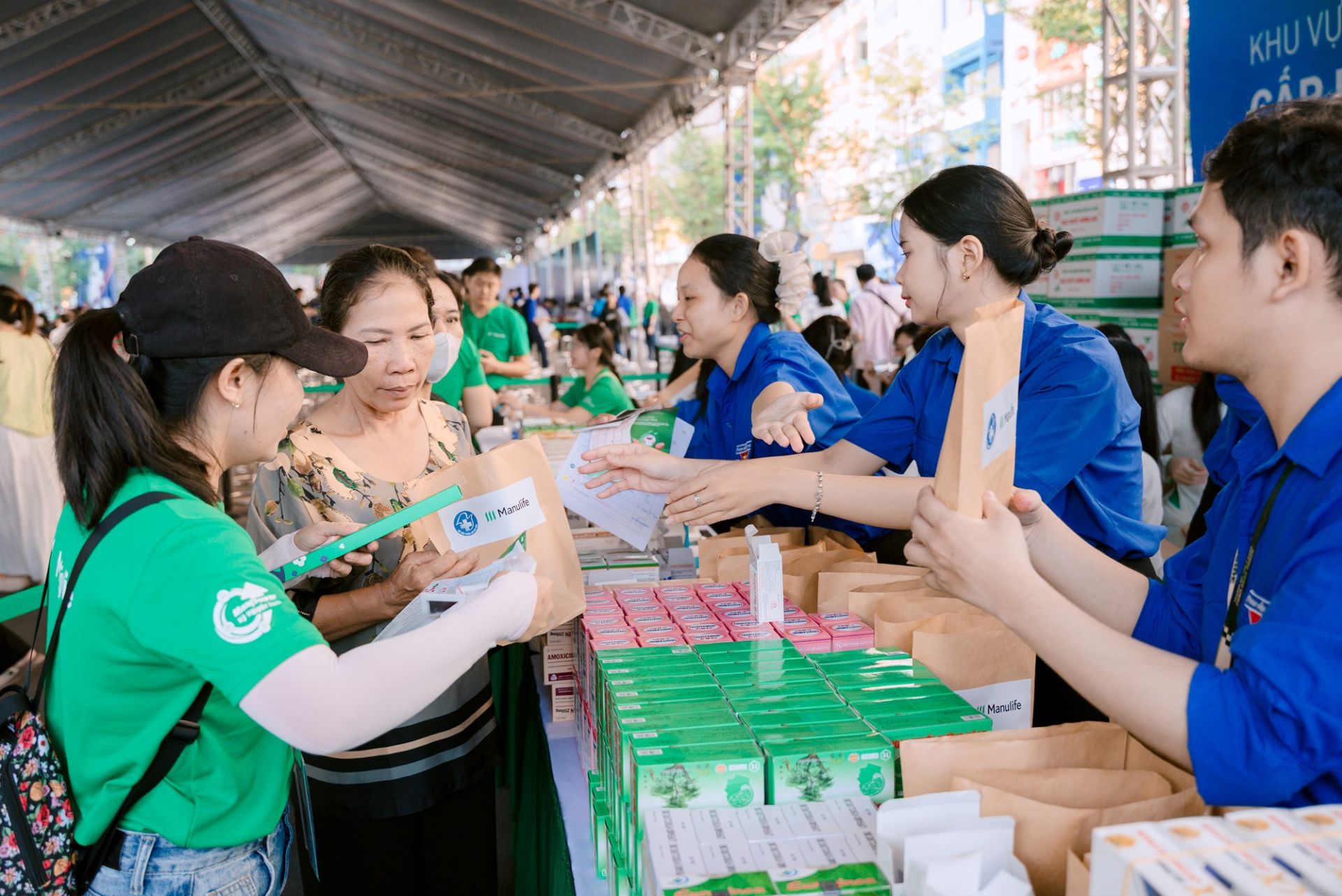 Hơn 3.000 người dân TP.HCM nhận “quà” Giáng sinh sức khỏe từ Manulife