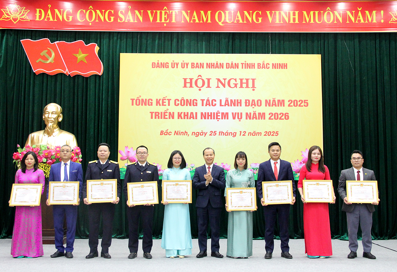 Ph&oacute; B&iacute; thư Thường trực Đảng ủy, Ph&oacute; Chủ tịch Thường trực UBND tỉnh Mai Sơn tặng Giấy khen cho c&aacute;c đảng vi&ecirc;n đạt ti&ecirc;u chuẩn &ldquo;Ho&agrave;n th&agrave;nh xuất sắc nhiệm vụ&rdquo; ti&ecirc;u biểu 5 năm liền (2021 - 2025).