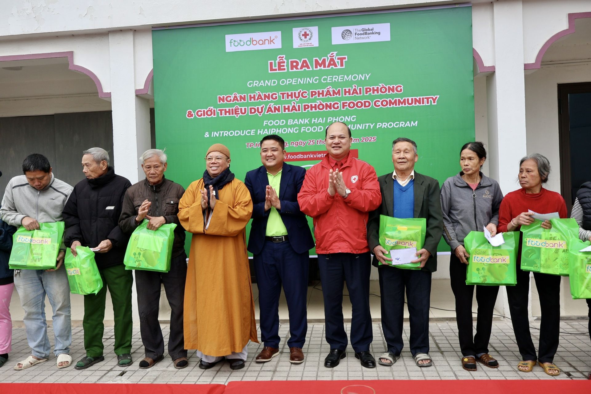 Ban Tổ chức trao tặng quà cho các hộ gia đình và cá nhân có hoàn cảnh khó khăn. Ban Tổ chức trao tặng quà cho các hộ gia đình và cá nhân có hoàn cảnh khó khăn.