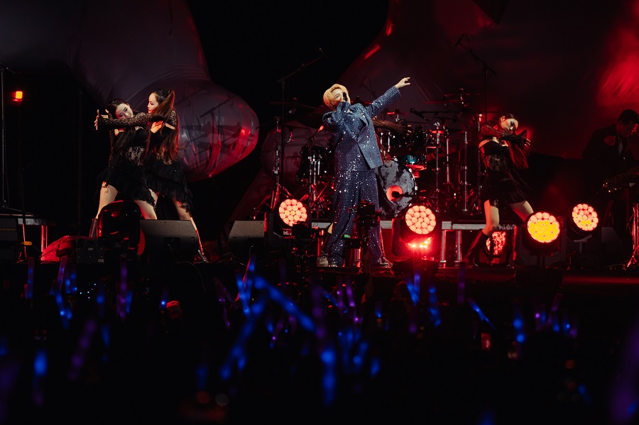 Vũ C&aacute;t Tường tạo n&ecirc;n kh&ocirc;ng kh&iacute; ấm &aacute;p, rất &ldquo;đ&ocirc;ng&rdquo;, rất lễ hội giữa l&ograve;ng th&agrave;nh phố