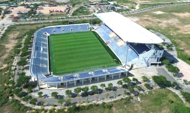 S&acirc;n vận động 20.000 chỗ ngồi tại TP đ&aacute;ng sống nhất Việt Nam ch&iacute;nh thức mang t&ecirc;n c&ocirc;ng tr&igrave;nh gắn với bản &aacute;n của Phạm C&ocirc;ng Danh Quang Anh &bull; 24/12/2025 23:00 S&acirc;n vận động n&agrave;y ch&iacute;nh thức đổi t&ecirc;n th&agrave;nh s&acirc;n vận động Chi Lăng, kế thừa gi&aacute; trị lịch sử gắn b&oacute; với b&oacute;ng đ&aacute; Đ&agrave; Nẵng. Ng&agrave;y 24/12, HĐND TP. Đ&agrave; Nẵng đ&atilde; th&ocirc;ng qua Nghị quyết về việc đặt t&ecirc;n đường v&agrave; c&aacute;c c&ocirc;ng tr&igrave;nh c&ocirc;ng cộng tr&ecirc;n địa b&agrave;n th&agrave;nh phố. Theo nghị quyết n&agrave;y, s&acirc;n b&oacute;ng đ&aacute; 20.000 chỗ nằm trong Khu li&ecirc;n hợp Thể dục Thể thao H&ograve;a Xu&acirc;n (phường H&ograve;a Xu&acirc;n) &ndash; l&acirc;u nay quen gọi l&agrave; s&acirc;n H&ograve;a Xu&acirc;n &ndash; ch&iacute;nh thức được đặt t&ecirc;n l&agrave; S&acirc;n vận động Chi Lăng. S&acirc;n vận động H&ograve;a Xu&acirc;n được đưa v&agrave;o sử dụng từ năm 2016, c&oacute; tổng diện t&iacute;ch hơn 66.500m2, sức chứa khoảng 20.000 chỗ ngồi. C&ocirc;ng tr&igrave;nh được x&acirc;y dựng chuy&ecirc;n biệt cho b&oacute;ng đ&aacute; với 4 kh&aacute;n đ&agrave;i, trong đ&oacute; kh&aacute;n đ&agrave;i ch&iacute;nh cao 2 tầng v&agrave; được trang bị m&aacute;i che; c&aacute;c kh&aacute;n đ&agrave;i c&ograve;n lại c&oacute; quy m&ocirc; thấp hơn. B&ecirc;n dưới kh&aacute;n đ&agrave;i l&agrave; hệ thống ph&ograve;ng chức năng, khu giải kh&aacute;t v&agrave; nh&agrave; vệ sinh, đ&aacute;p ứng y&ecirc;u cầu tổ chức c&aacute;c giải đấu chuy&ecirc;n nghiệp. Hiện nay, s&acirc;n vận động H&ograve;a Xu&acirc;n l&agrave; s&acirc;n nh&agrave; của CLB Đ&agrave; Nẵng, đồng thời được đ&aacute;nh gi&aacute; l&agrave; s&acirc;n vận động lớn nhất Việt Nam được x&acirc;y dựng chuy&ecirc;n biệt cho b&oacute;ng đ&aacute;. Việc đặt t&ecirc;n Chi Lăng cho s&acirc;n vận động n&agrave;y được xem l&agrave; sự kế thừa c&oacute; chủ &yacute;, nhằm lưu giữ v&agrave; tiếp nối gi&aacute; trị lịch sử, văn h&oacute;a của một biểu tượng thể thao gắn b&oacute; s&acirc;u sắc với người d&acirc;n Đ&agrave; Nẵng suốt nhiều thập kỷ. S&acirc;n vận động 20.000 chỗ ngồi tại th&agrave;nh phố đ&aacute;ng sống nhất Việt Nam ch&iacute;nh thức c&oacute; t&ecirc;n gọi mới- Ảnh 1. S&acirc;n vận động H&ograve;a Xu&acirc;n ch&iacute;nh thức được đặt t&ecirc;n gọi mới l&agrave; S&acirc;n vận động Chi Lăng.