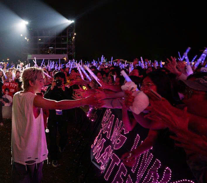 Kh&aacute;n giả giao lưu với ca sĩ Quang H&ugrave;ng MasterD