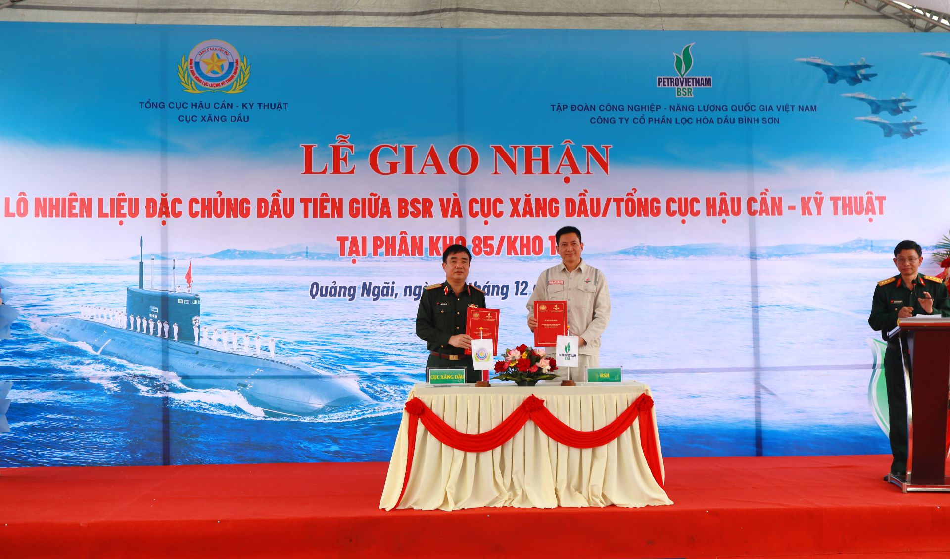 Lọc hóa dầu Bình Sơn bàn giao lô nhiên liệu đặc chủng đầu tiên phục vụ quốc phòng cho Cục Xăng dầu