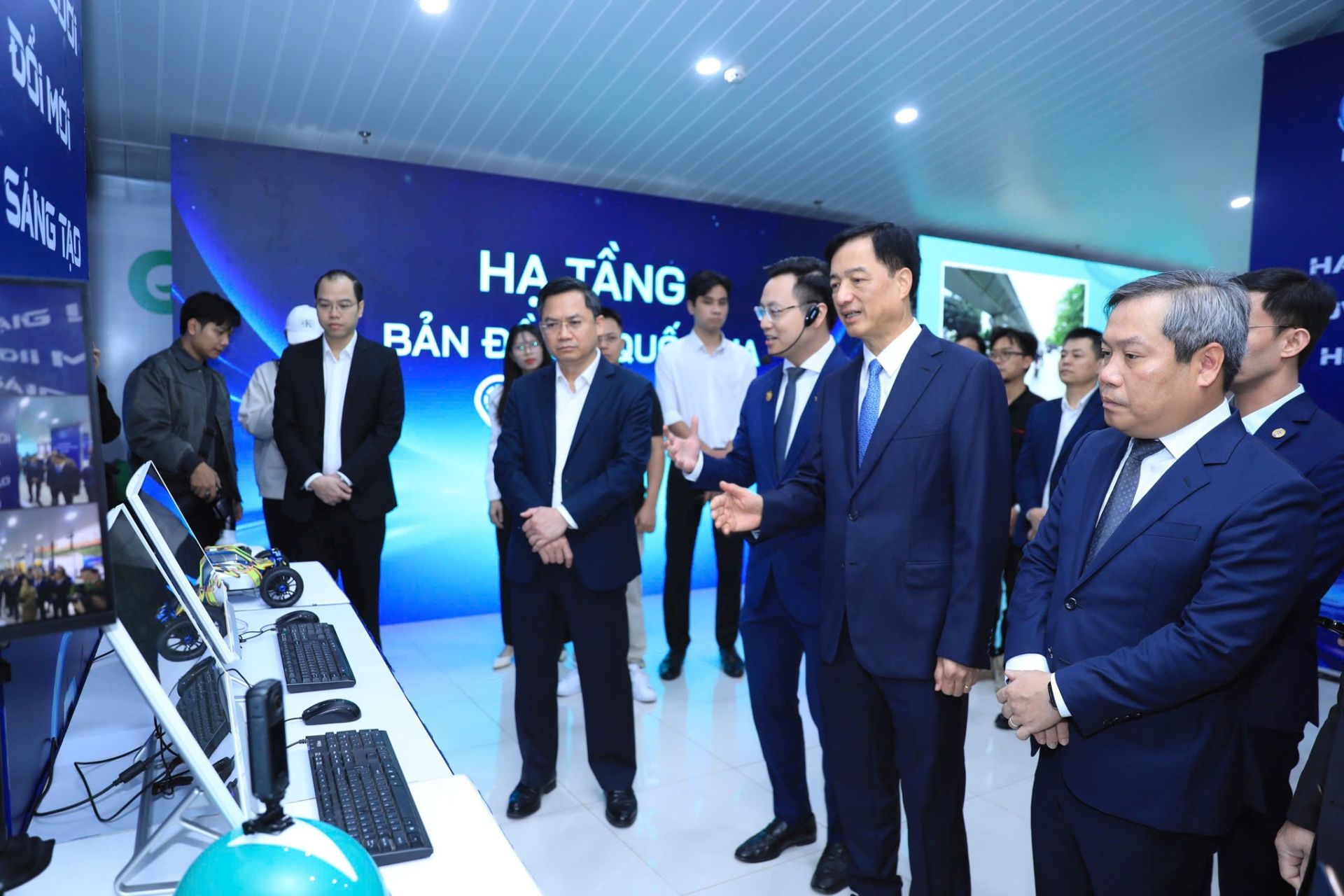 C&aacute;c đồng ch&iacute; l&atilde;nh đạo Trung ương v&agrave; TP H&agrave; Nội tham quan, nghe giới thiệu c&aacute;c giải ph&aacute;p c&ocirc;ng nghệ, m&ocirc; h&igrave;nh đổi mới s&aacute;ng tạo tại Kh&ocirc;ng gian triển l&atilde;m, hướng tới x&acirc;y dựng H&agrave; Nội trở th&agrave;nh trung t&acirc;m đổi mới s&aacute;ng tạo.