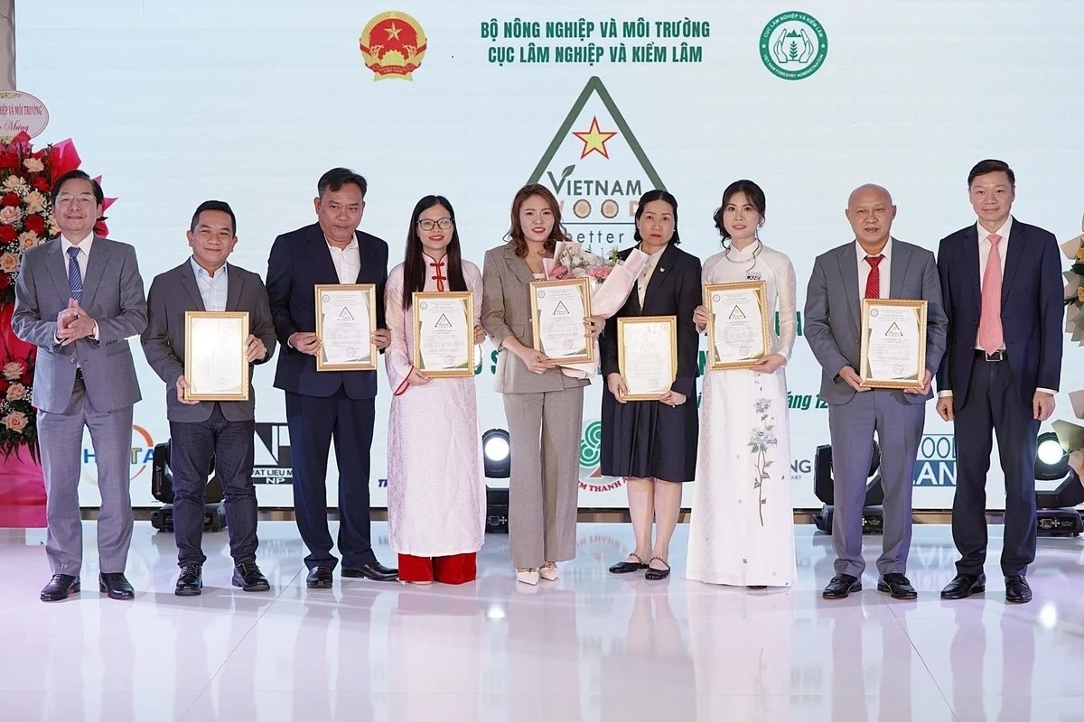 7 doanh nghiệp được trao chứng nhận trong đợt đầu ti&ecirc;n. Ảnh:&nbsp;Bảo Thắng.