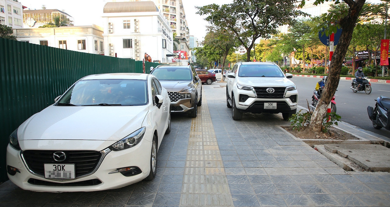 Siết chặt quy định đỗ xe trên vỉa hè: Những thay đổi quan trọng tài xế cần lưu ý
