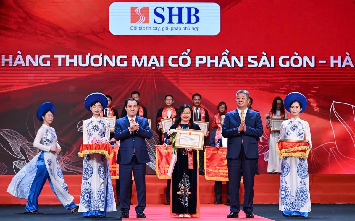 Tổng Gi&aacute;m đốc SHB Ng&ocirc; Thu H&agrave; đại diện Ng&acirc;n h&agrave;ng nhận Bằng khen