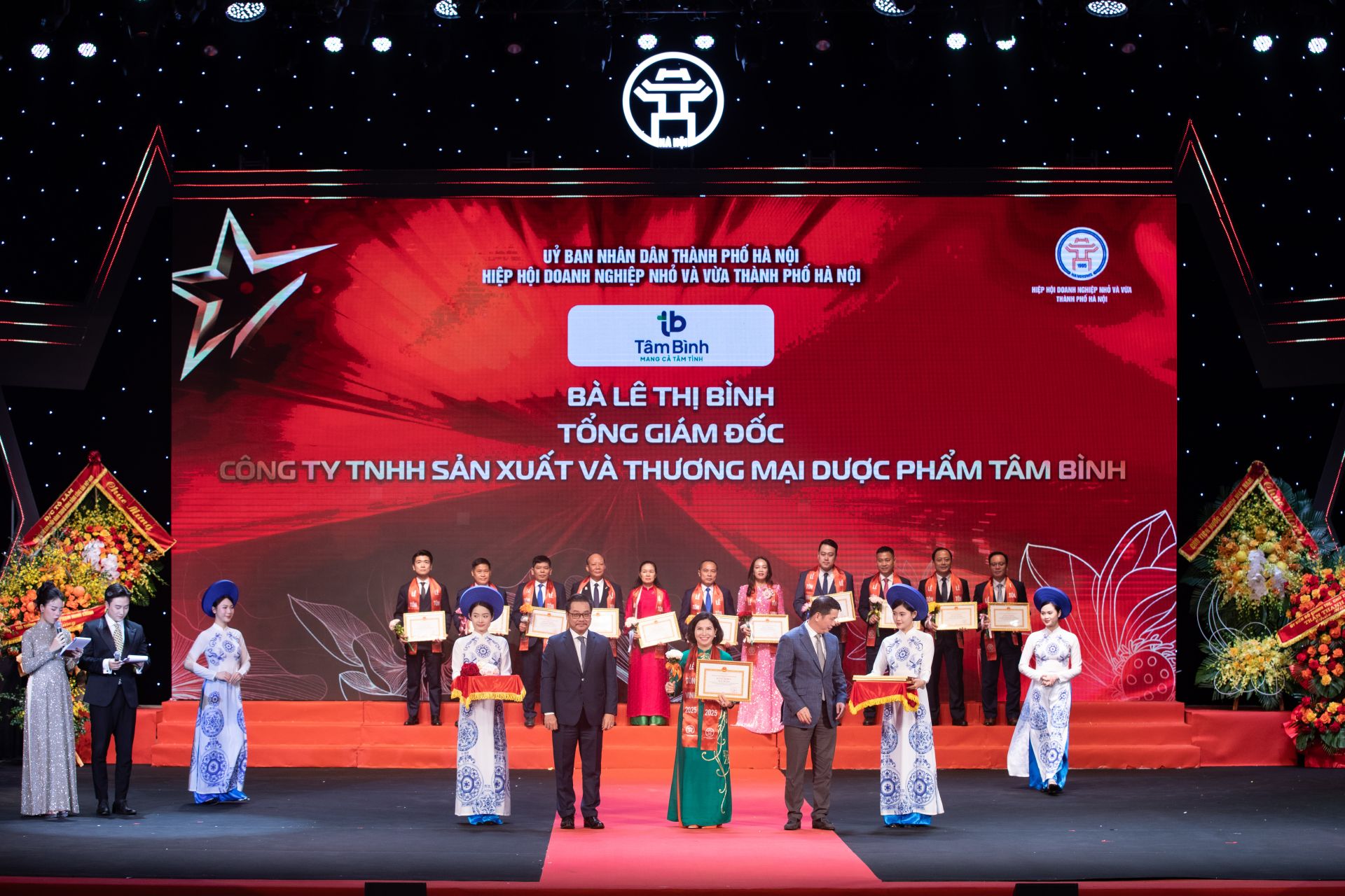 TGĐ L&ecirc; Thị B&igrave;nh lần thứ 11 nhận Bằng khen của UBND TP H&agrave; Nội