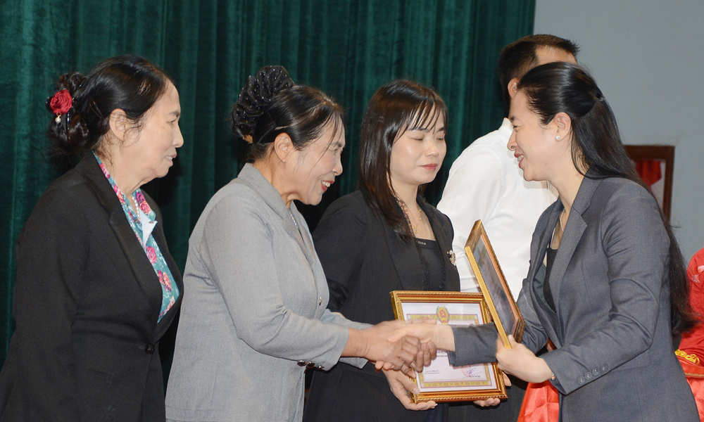 Đại diện l&atilde;nh đạo x&atilde; Đại Đồng trao Giấy khen của Ban Thường vụ Đảng ủy x&atilde; cho c&aacute;c đảng vi&ecirc;n c&oacute; th&agrave;nh t&iacute;ch xuất sắc 5 năm liền (2020 - 2025).