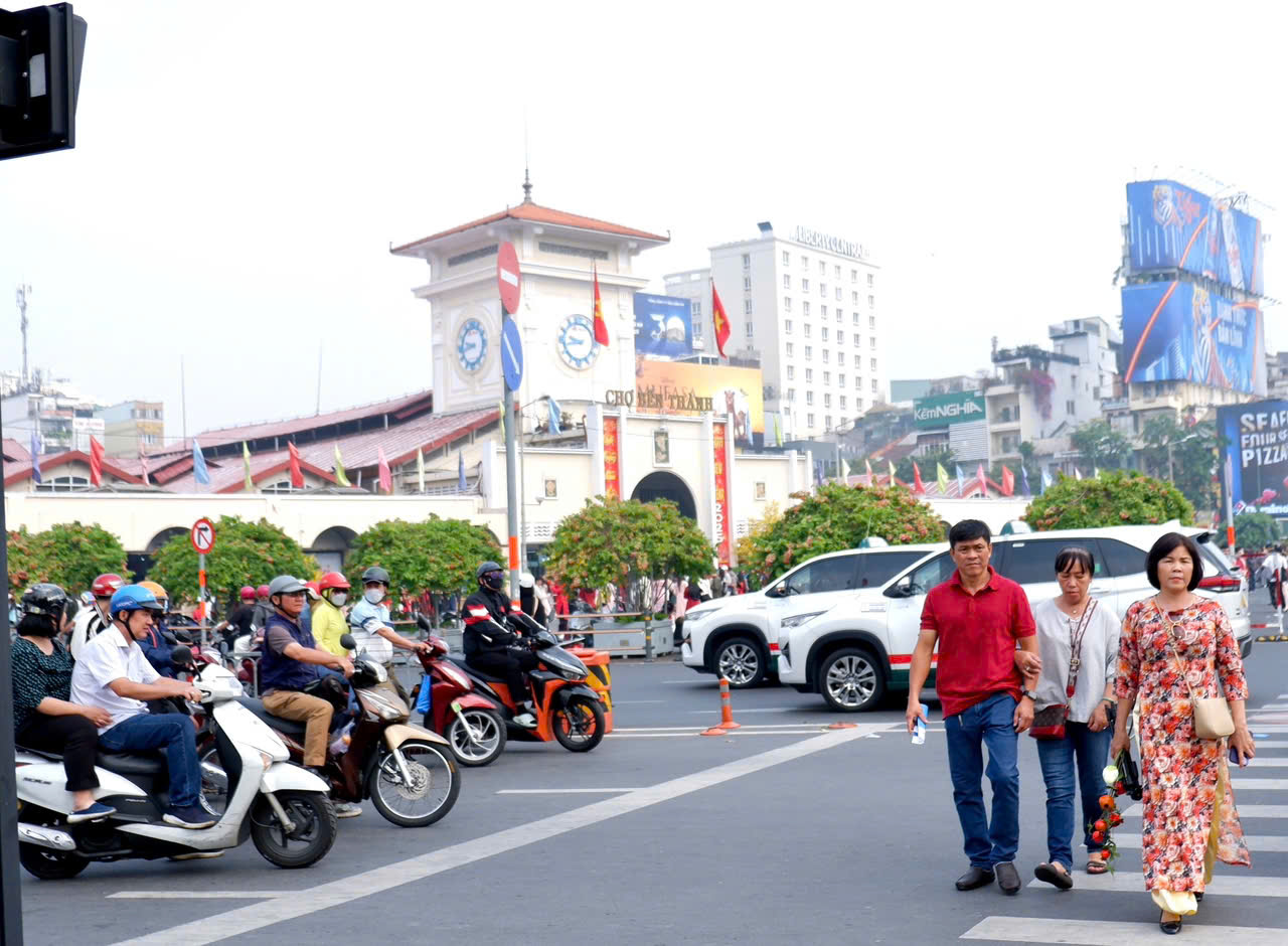 Hướng tới giao thông xanh, TP.HCM từng bước loại xe xăng khỏi khu vực trung tâm