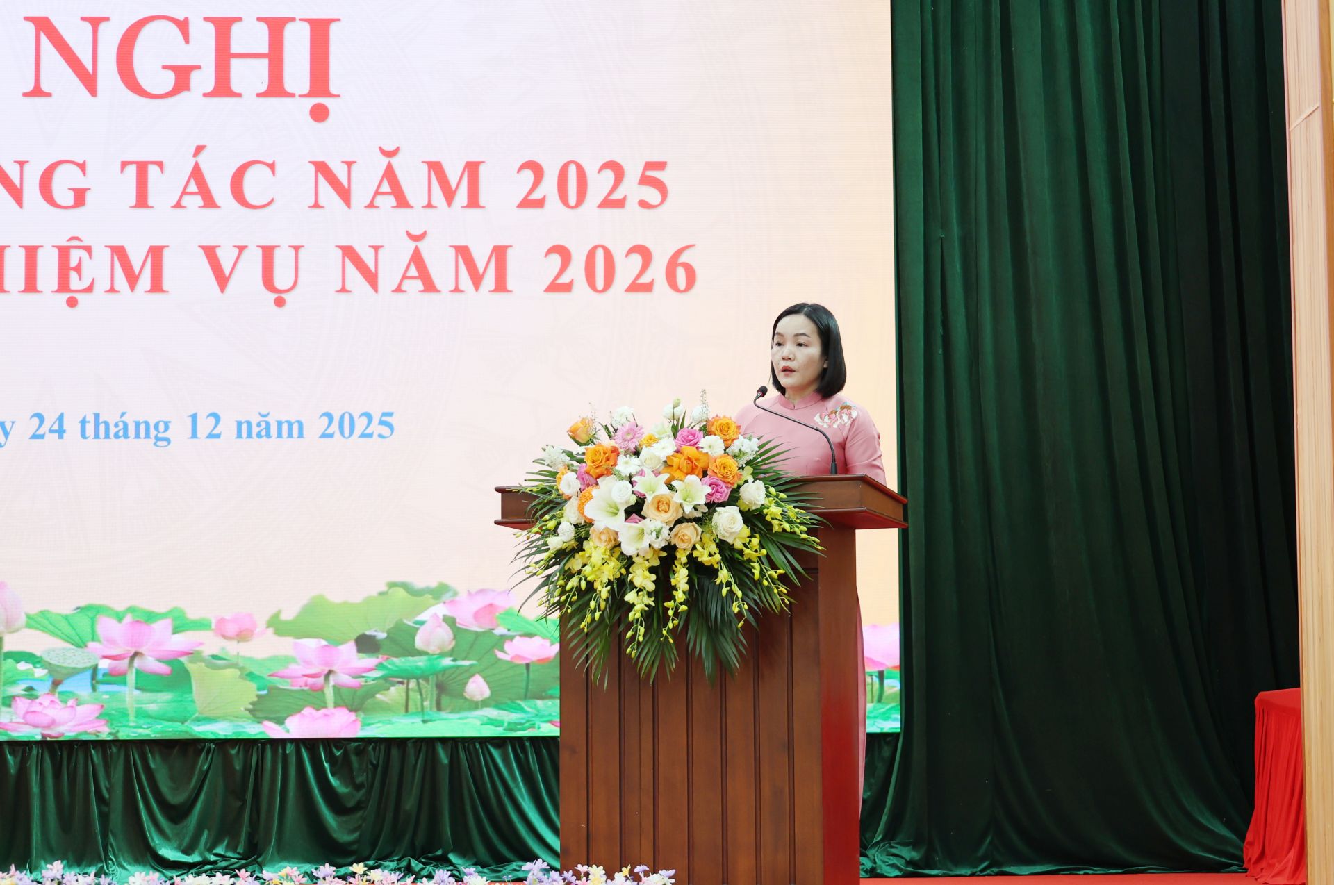 Phó Bí thư Thường trực Đảng ủy, Chủ tịch HĐND phường Dư Phương Chi trình bày báo cáo tại Hội nghị. Phó Bí thư Thường trực Đảng ủy, Chủ tịch HĐND phường Dư Phương Chi trình bày báo cáo tại Hội nghị.