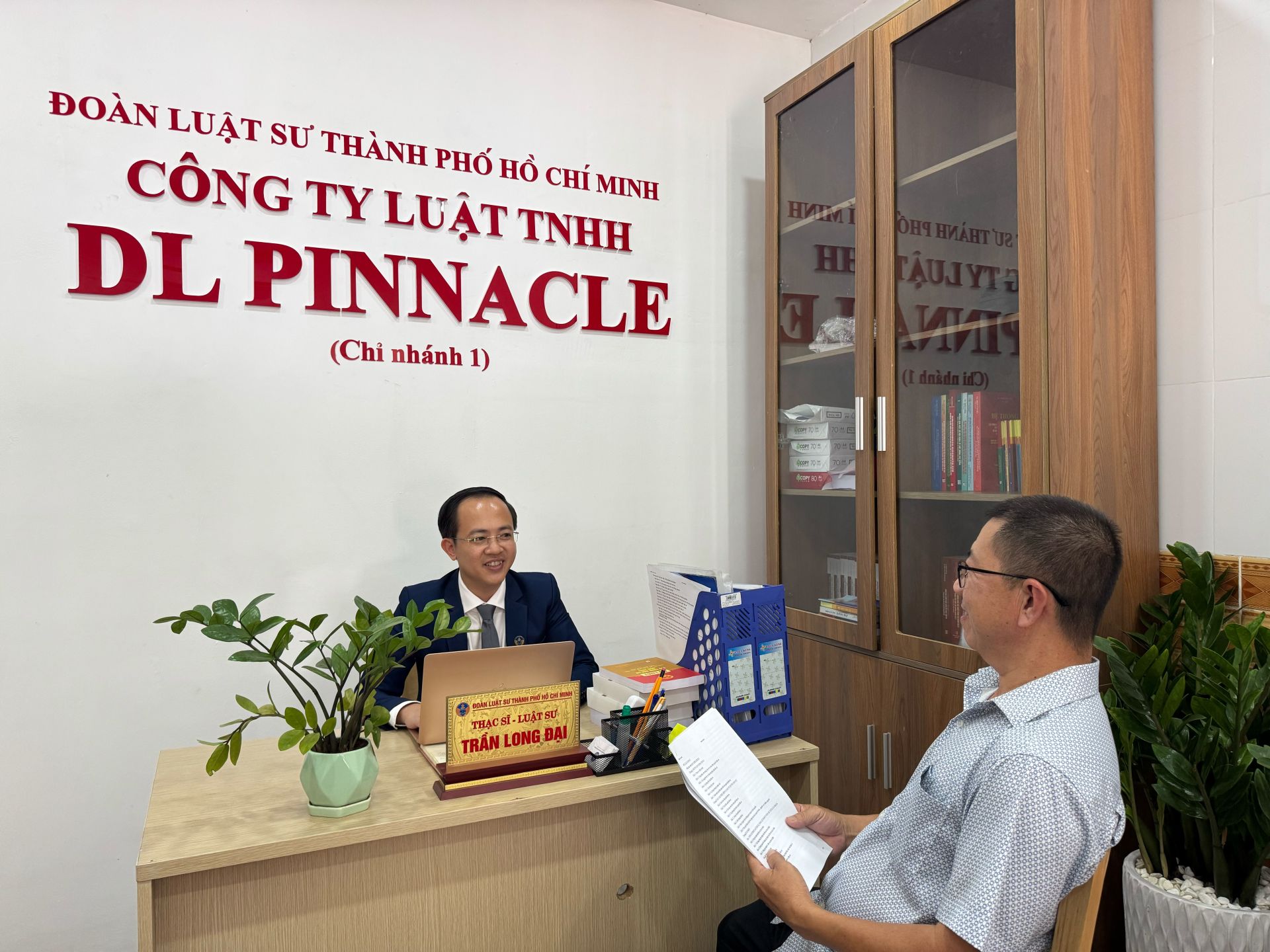 Kh&aacute;ch h&agrave;ng tri &acirc;n luật sư