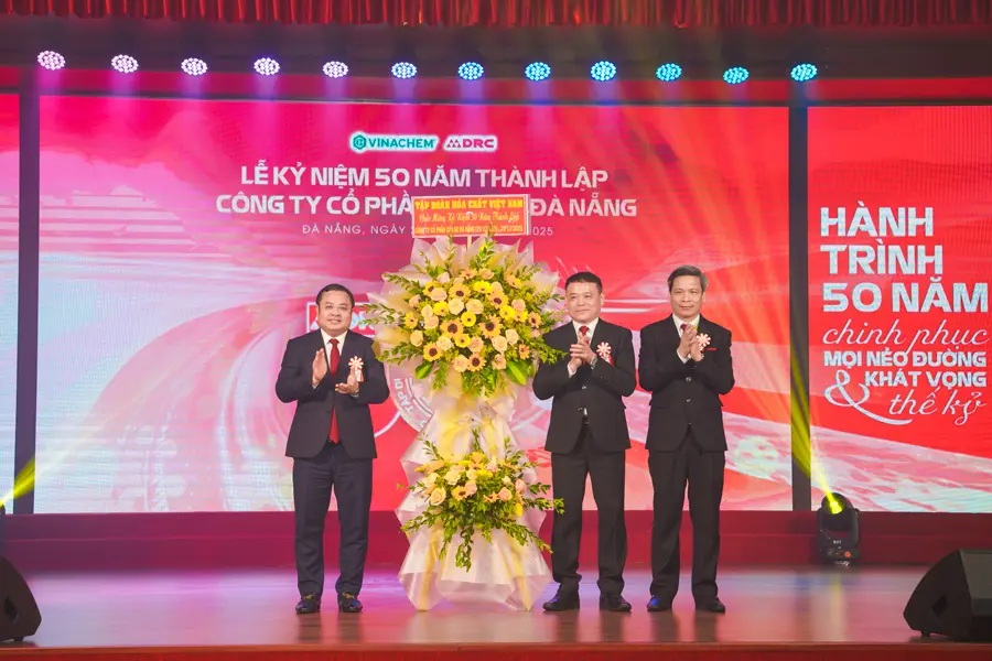 &Ocirc;ng Ph&ugrave;ng Quang Hiệp, Ủy vi&ecirc;n BCH Đảng bộ Ch&iacute;nh phủ, B&iacute; thư Đảng ủy, Chủ tịch HĐTV Vinachem tặng lẵng hoa ch&uacute;c mừng C&ocirc;ng ty