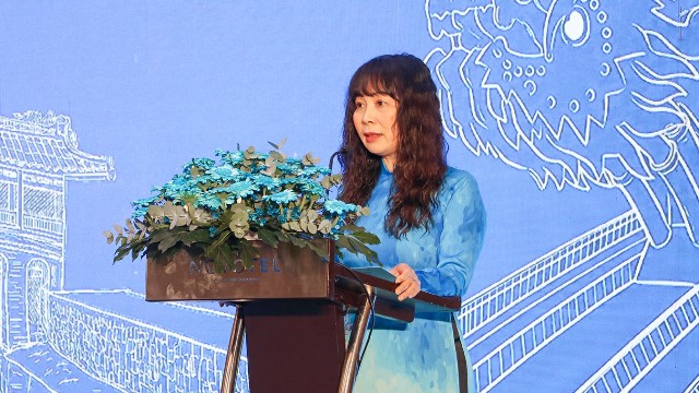 Gi&aacute;m đốc Sở Văn h&oacute;a, Thể thao v&agrave; Du lịch TP. Đ&agrave; Nẵng b&agrave; Trương Thị Hồng Hạnh b&aacute;o c&aacute;o tại Hội nghị.