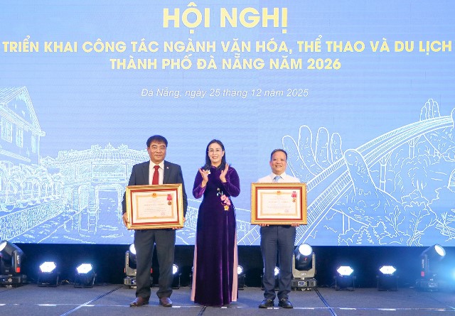 Thừa ủy quyền Chủ tịch nước, Ph&oacute; Chủ tịch UBND th&agrave;nh phố Nguyễn Thị Anh Thi trao Hu&acirc;n chương lao động hạng Ba cho 2 c&aacute;i nh&acirc;n thuộc Sở Văn h&oacute;a, Thể thao v&agrave; Du lịch th&agrave;nh phố