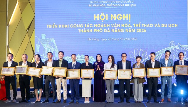 Ph&oacute; Chủ tịch UBND th&agrave;nh phố Nguyễn Thị Anh Thi tặng bằng khen của Chủ tịch UBND th&agrave;nh phố cho c&aacute;c tập thể, c&aacute; nh&acirc;n ho&agrave;n th&agrave;nh xuất sắc nhiệm vụ năm 2025.