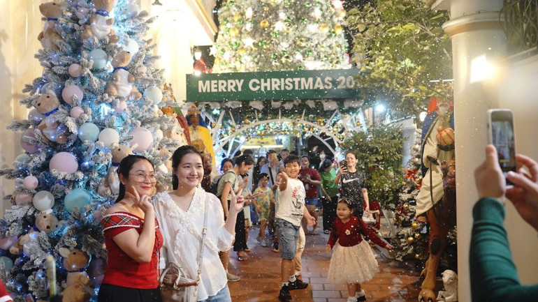 Người d&acirc;n Th&agrave;nh phố Hồ Ch&iacute; Minh tận hưởng kh&ocirc;ng kh&iacute; Noel tại nh&agrave; thờ Mạc-Ty-Nho. (Ảnh THẾ ANH)