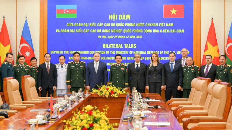 Đại tướng Phan Văn Giang v&agrave; Bộ trưởng Vugar Mustafayev c&ugrave;ng c&aacute;c đại biểu hai nước. (Ảnh: THẾ ĐẠI)