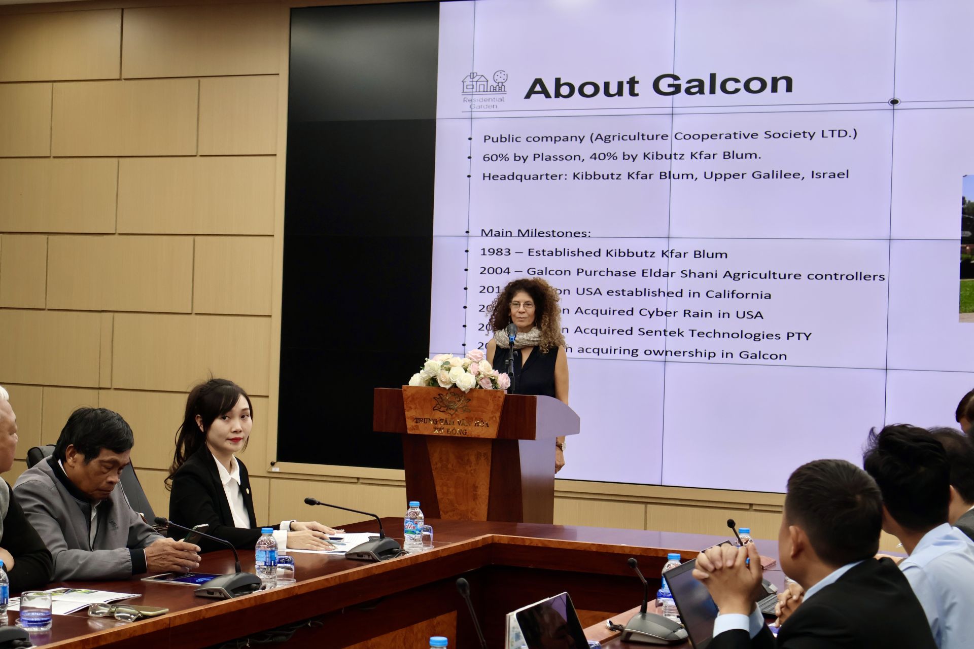 Đại diện doanh nghiệp Israel tr&igrave;nh b&agrave;y, tr&igrave;nh diễn giải ph&aacute;p c&ocirc;ng nghệ ti&ecirc;n tiến trong lĩnh vực tưới th&ocirc;ng minh.