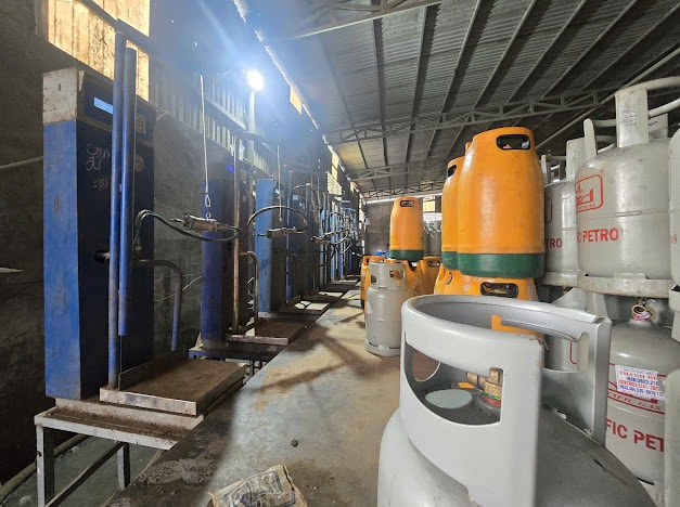 Kho xưởng các đối tượng dùng để sang chiết gas trái phép. (Ảnh: Công an TP. HCM) Kho xưởng các đối tượng dùng để sang chiết gas trái phép. (Ảnh: Công an TP. HCM)