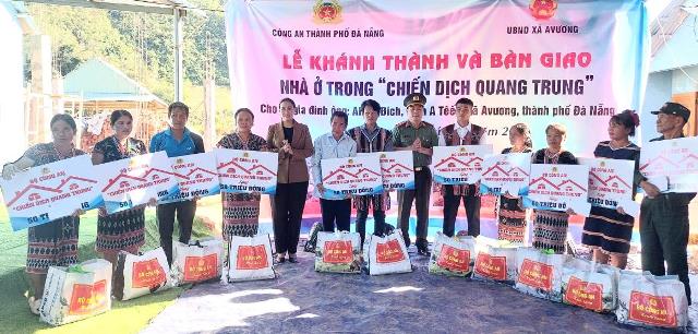 Ph&oacute; Chủ tịch UBND th&agrave;nh phố Nguyễn Thị Anh Thi v&agrave; Đại t&aacute; Nguyễn Xu&acirc;n Ho&agrave;ng trao số tiền Bộ C&ocirc;ng an gửi tặng c&aacute;c hộ d&acirc;n phải l&agrave;m lại nh&agrave; mới sau thi&ecirc;n tai