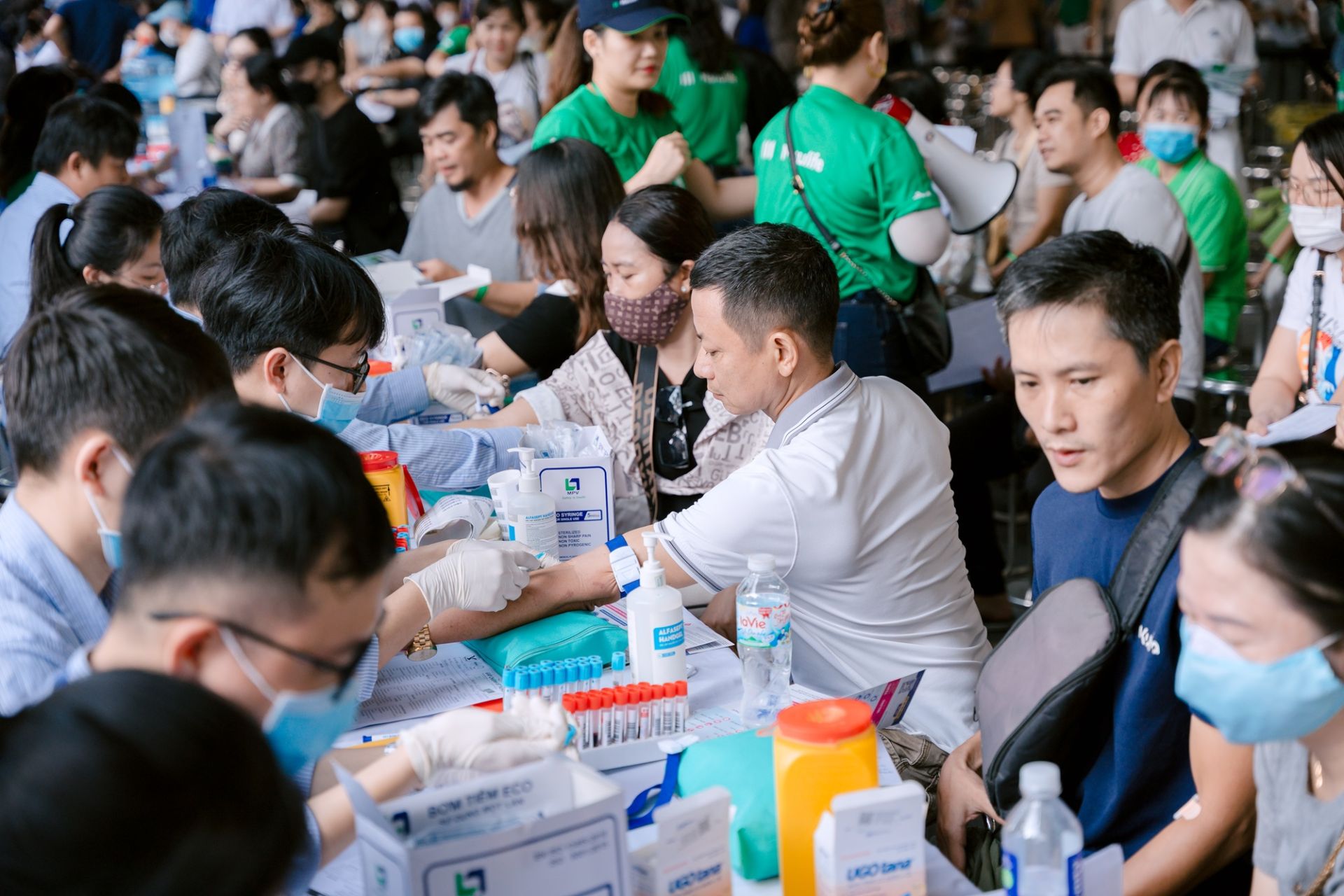 Người d&acirc;n được thực hiện nhiều hạng mục kh&aacute;m sức khỏe như x&eacute;t nghiệm m&aacute;u, đo điện tim, chụp X-quang phổi.