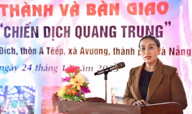 Ph&oacute; Chủ tịch UBND th&agrave;nh phố Nguyễn Thị Anh Thi ph&aacute;t biểu tại Lễ Kh&aacute;nh th&agrave;nh v&agrave; b&agrave;n giao nh&agrave; Chiến dịch Quang Trung tại th&ocirc;n A tếếp, x&atilde; A Vương