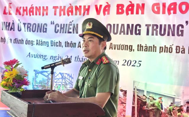 Đại t&aacute; Nguyễn Xu&acirc;n Ho&agrave;ng-Ph&oacute; gi&aacute;m đốc C&ocirc;ng an th&agrave;nh phố ph&aacute;t biểu tại L&ecirc; kh&aacute;nh th&agrave;nh, b&agrave;n giao nh&agrave;